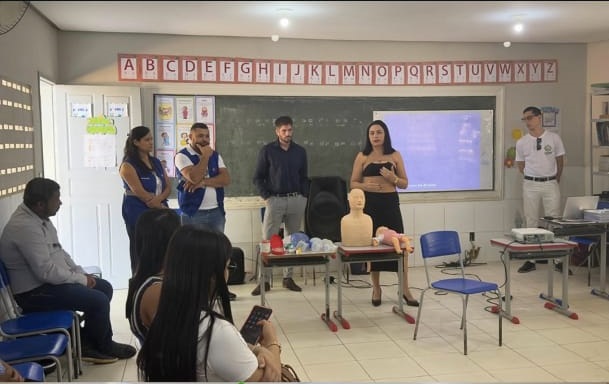 Equipe COPMS com mannequins de RCP – abertura do curso, Araripe/CE